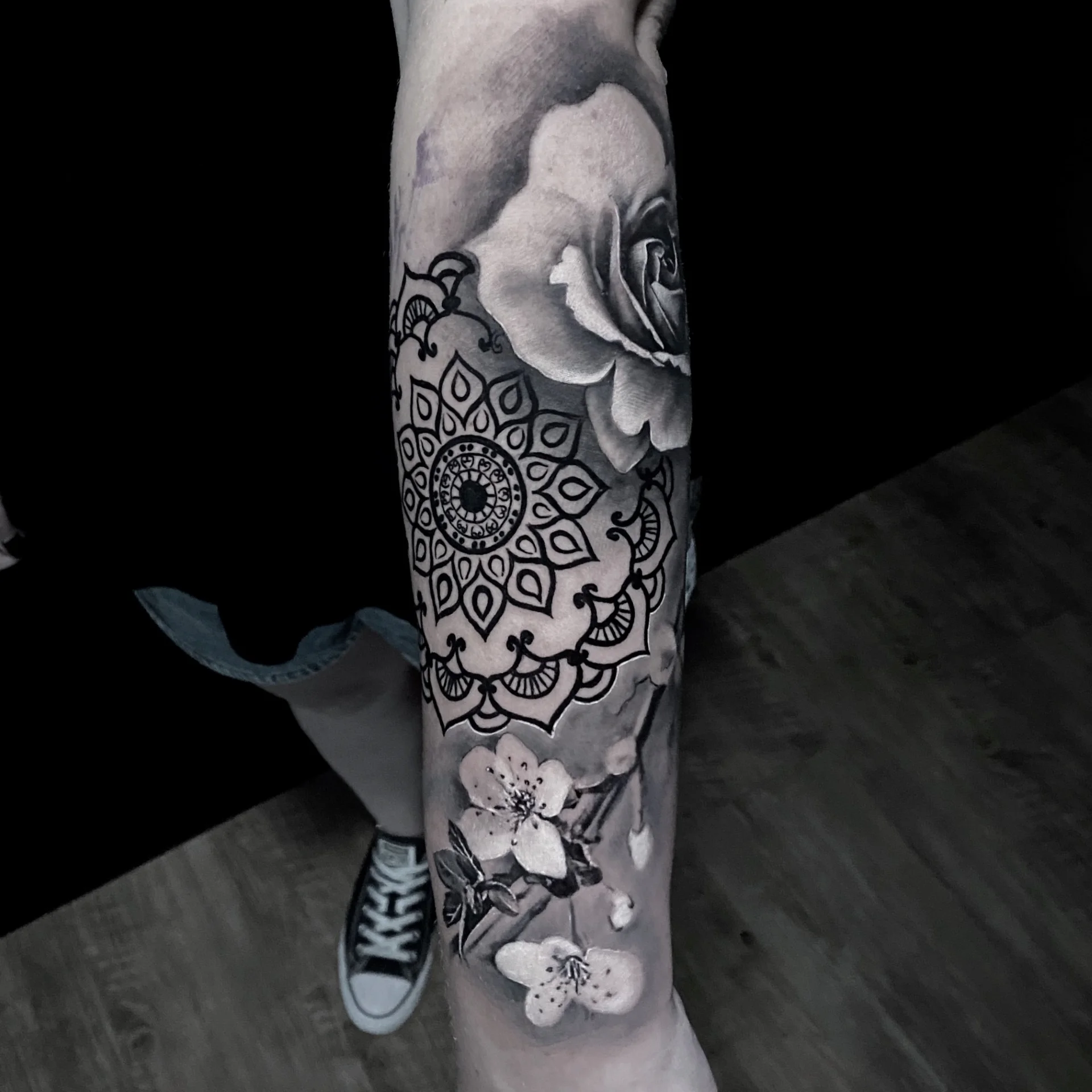 mandalaviragok — Blackwork Tattoo Bern Solothurn — Berkunst Tattoo Utzenstorf