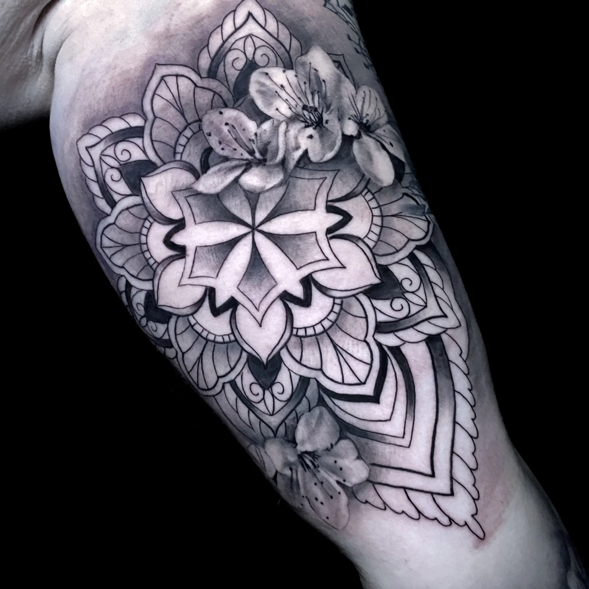 viragokmandala — Blackwork Tattoo Bern Solothurn — Berkunst Tattoo Utzenstorf