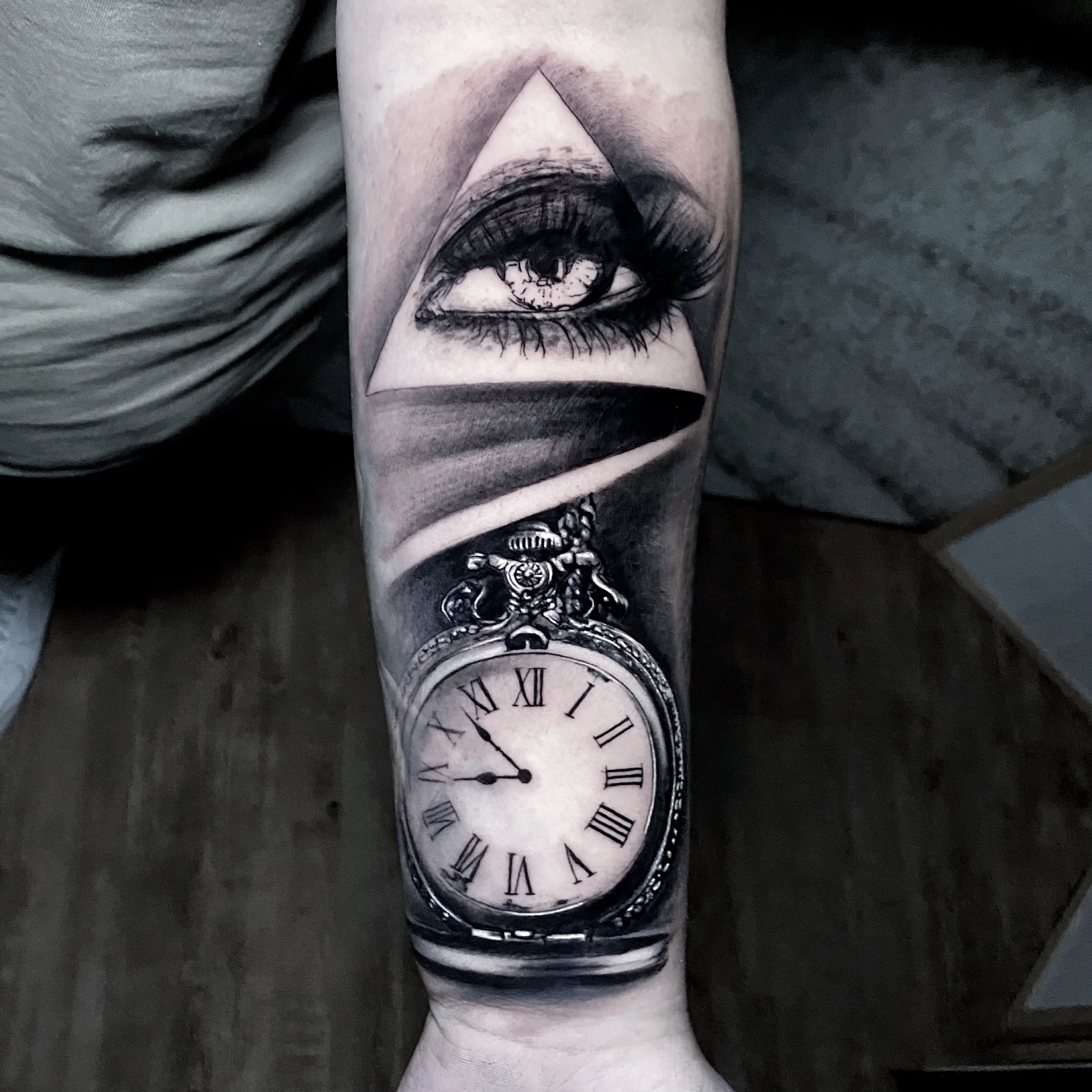 mindentlatoszem — Realistik Tattoo Bern — Berkunst Tattoo Utzenstorf