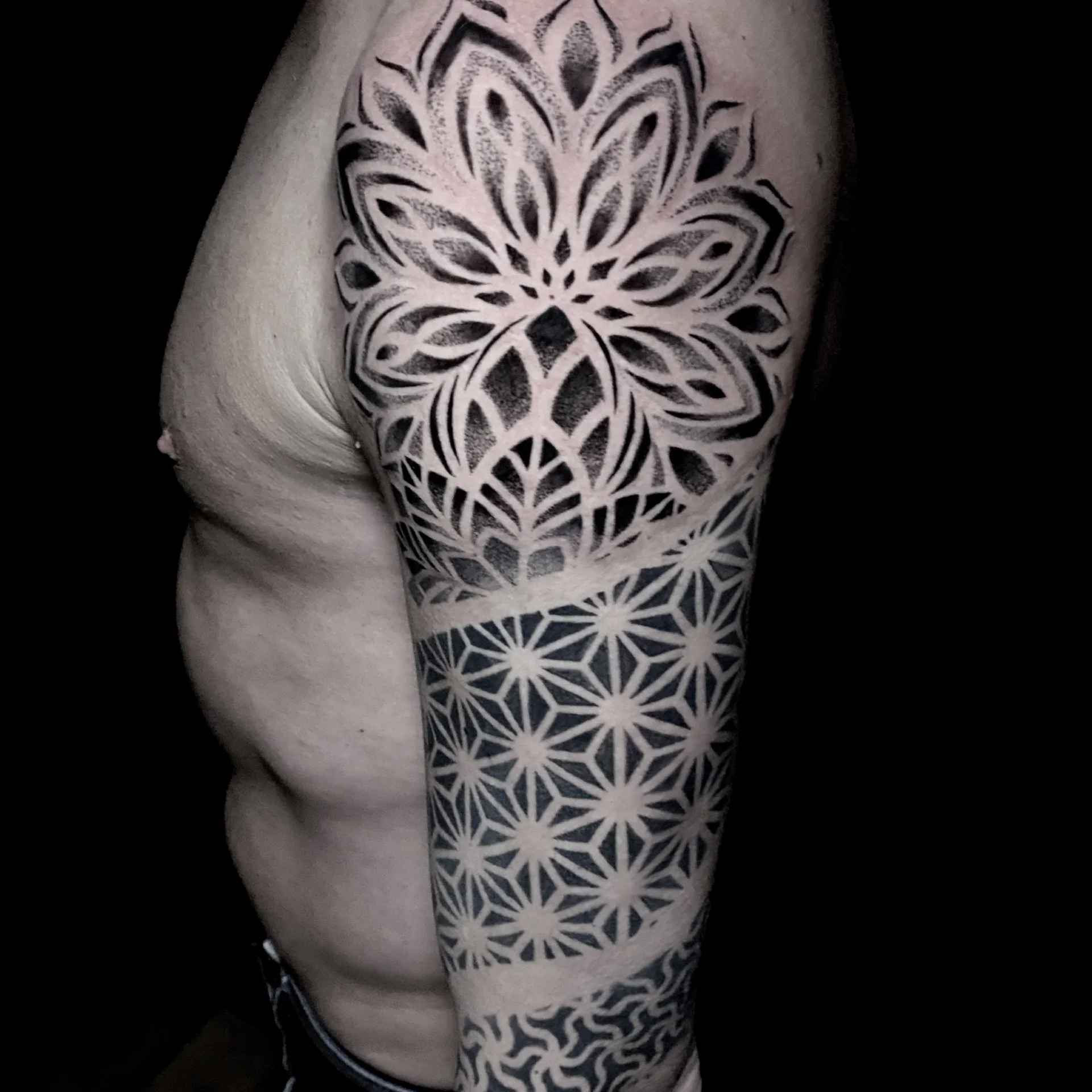 mandalaegeszkar — Blackwork Tattoo Bern Solothurn — Berkunst Tattoo Utzenstorf