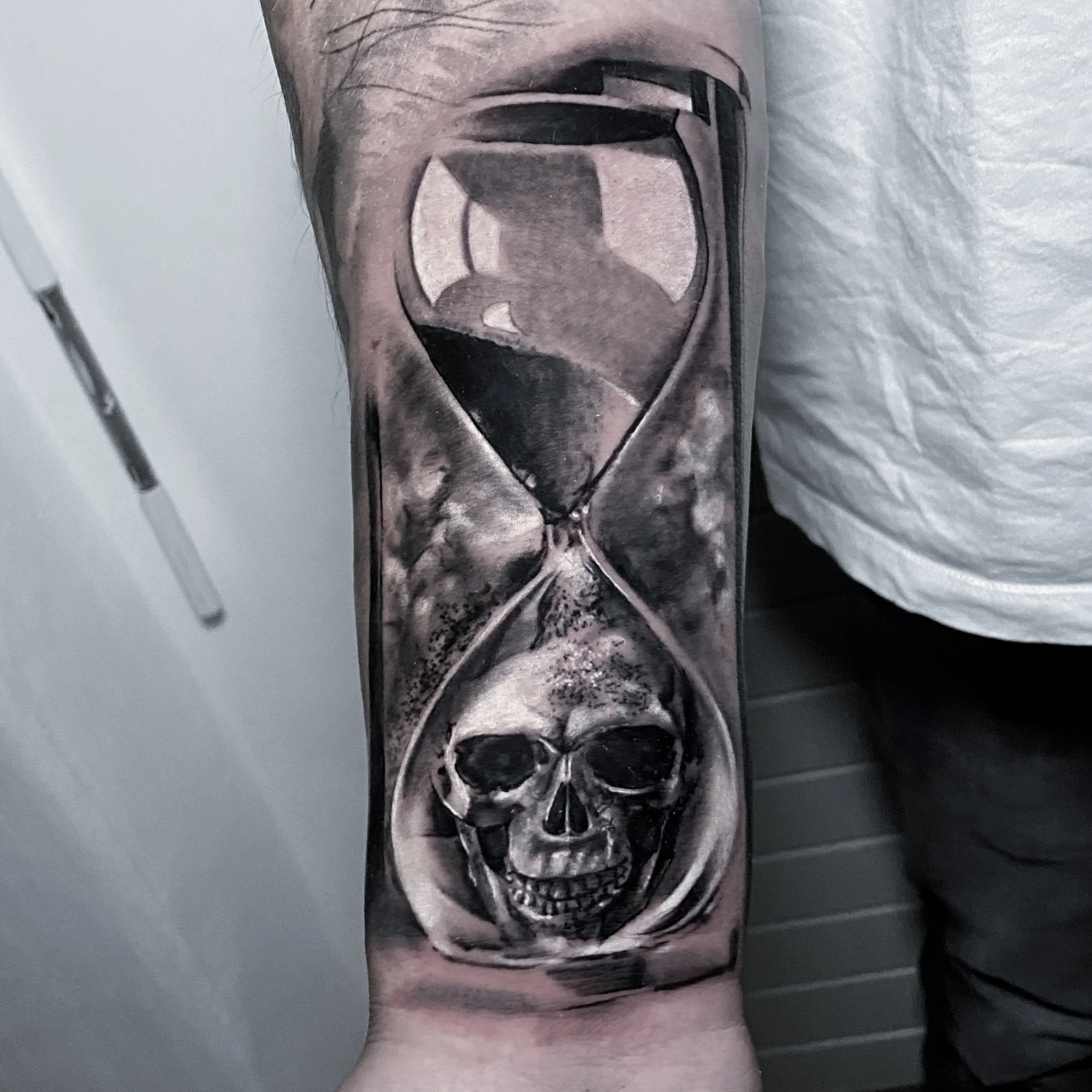 sanduhr — Realistik Tattoo Bern — Berkunst Tattoo Utzenstorf