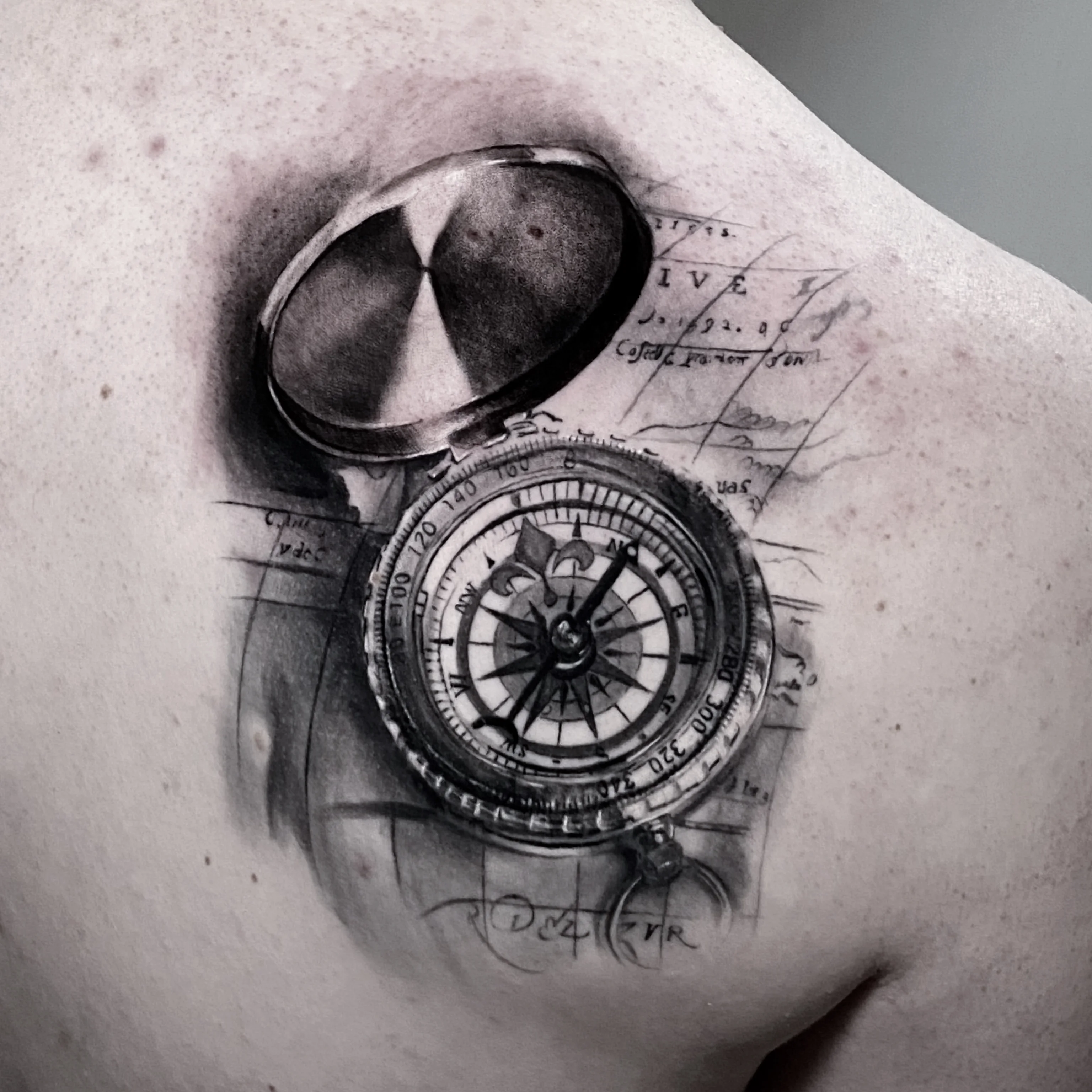 kompass — Realistik Tattoo Bern — Berkunst Tattoo Utzenstorf